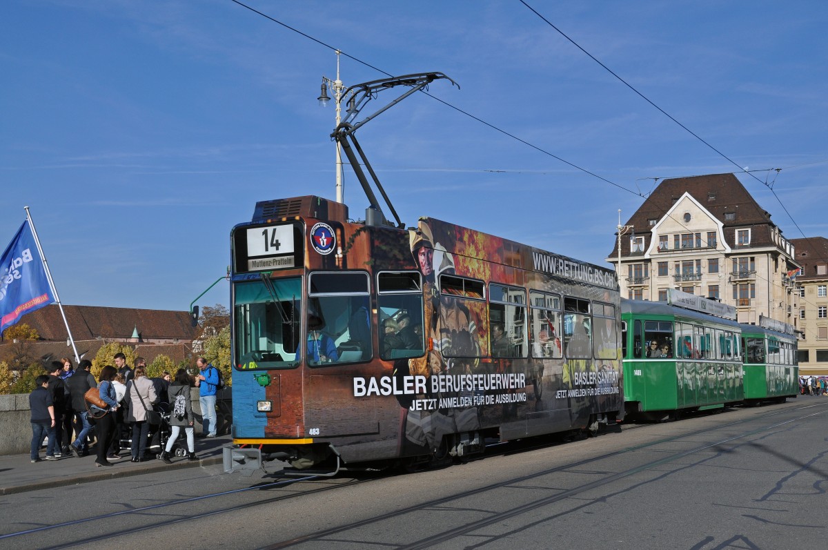Be 4/4 483 mit der Werbung für Rettungsberufe zusammen mit dem B 1469 S und dem B 1442 auf der Linie 14 überqueren die Mittlere Rheinbrücke. Die Aufnahme stammt vom 02.11.2014.