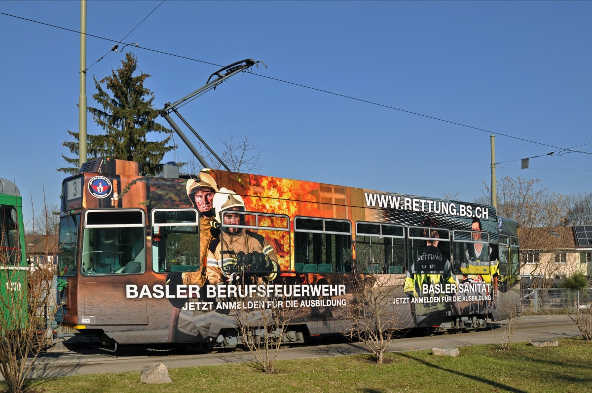 Be 4/4 483 mit der Werbung für Rettungsberufe auf der Linie 3 als Schlusswagen eines Dreiwagenzuges an der Endstation an der Birsfelden Hard. Die Aufnahme stammt vom 10.02.2015.