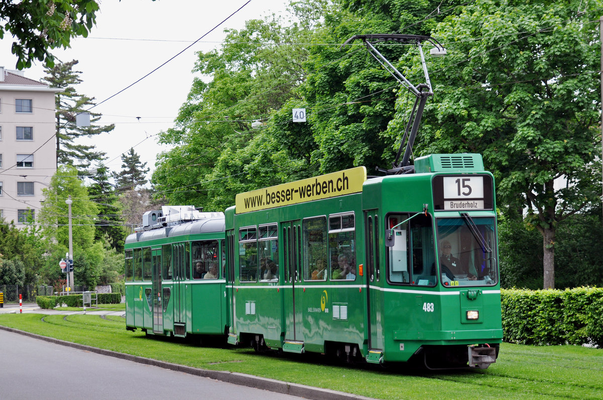 Be 4/4 483, zusammen mit dem B4S 1479, fahren zur Haltestelle Grosspeterstrasse. Die Aufnahme stammt vom 11.05.2017.