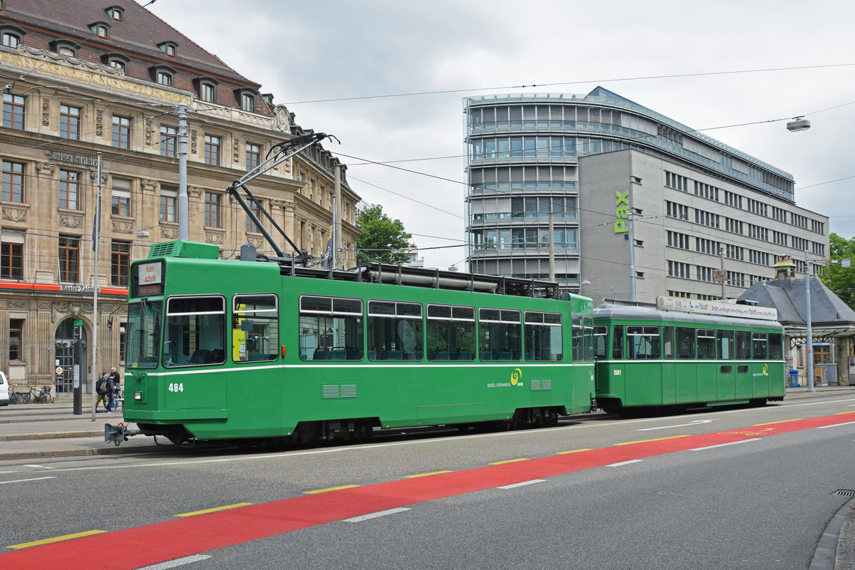 Be 4/4 484 zusammen mit dem B4S 1501 steht mit der Fahrschule am Aeschenplatz. Die Aufnahme stammt vom 16.05.2019.