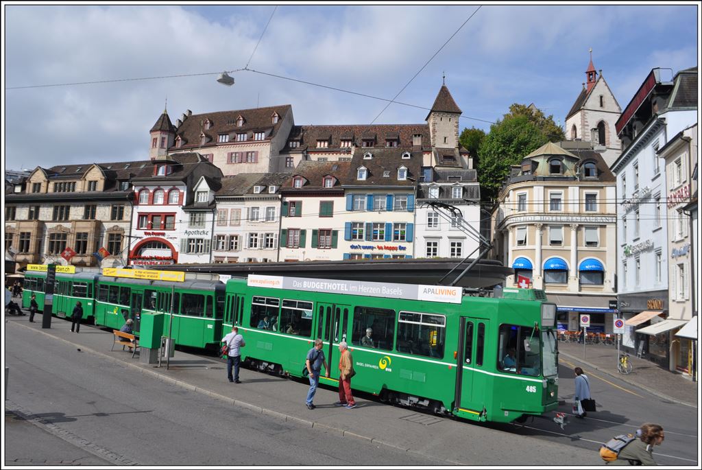 Be 4/4 485 und zwei B4 am Barfüsserplatz in Basel (04.09.2014)