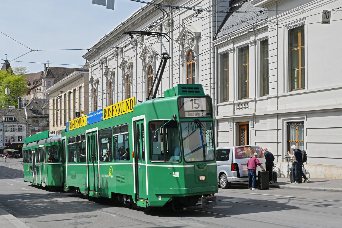 Be 4/4 486 zusammen mit dem B4S 1486, auf der Linie 15, f�hrt am 27.04.2026 den Steinenberg hoch zur Haltestelle Bankverein. Aufnahme Basel.
