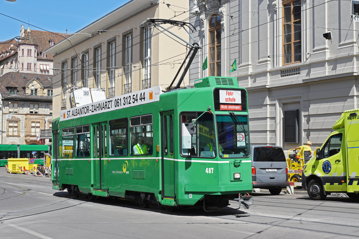 Be 4/4 487 fährt mit der Fahrschule den Steinenberg hoch zur Haltestelle Bankverein. Die Aufnahme stammt vom 09.07.2020.