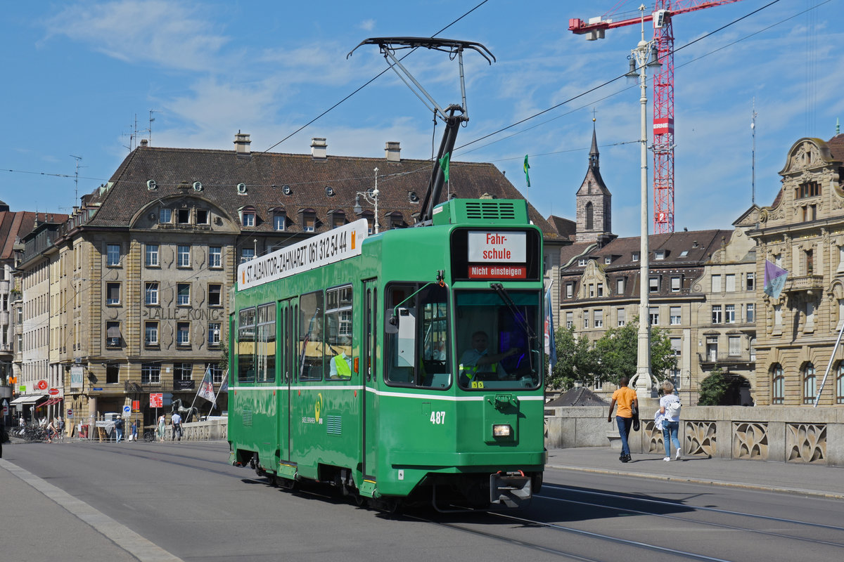 Be 4/4 487 überquert mit der Fahrschule die Mittlere Rheinbrücke. Die Aufnahme stammt vom 09.07.2020.