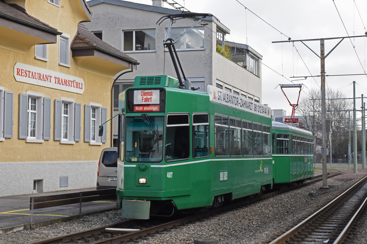 Be 4/4 487 zusammen mit dem B4 1436, der mit einem Pantograf ausgerüstet ist der die Fahrleitung mit einem Mittel besprüht, damit die nicht vereisen, fährt Richtung Haltestelle der Linie 14 in Pratteln. Die Aufnahme stammt vom 04.02.2019.