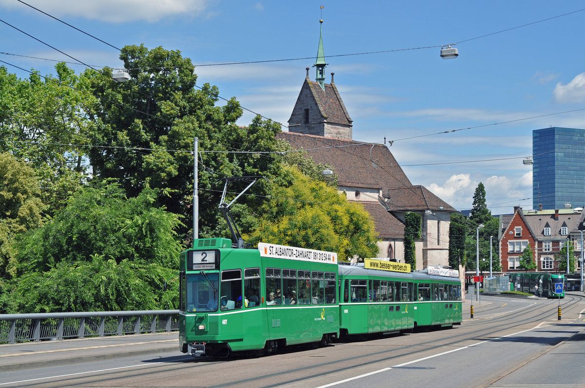 Be 4/4 487 zusammen mit dem B 1470 s und dem B 1463 S fahren zur Haltestelle Kunstmuseum. Die Aufnahme stammt vom 09.07.2016.