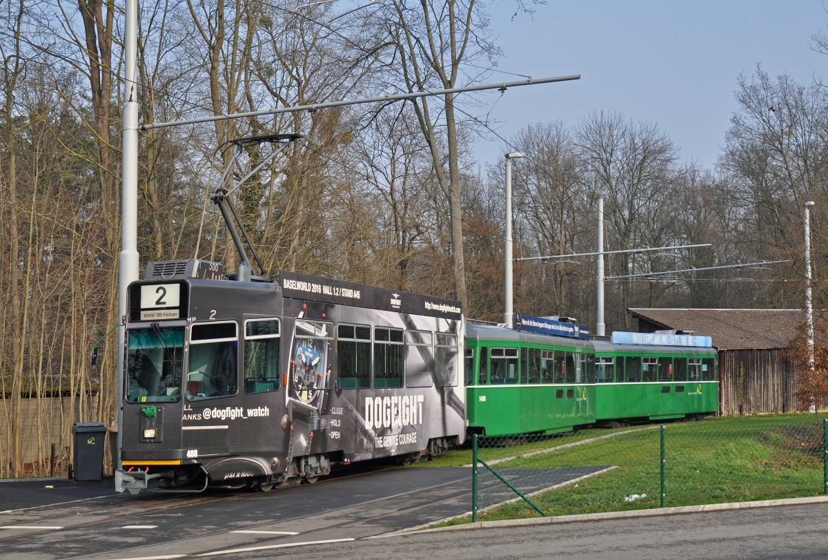 Be 4/4 488 mit einer Dogfight Uhren Werbung, anlässlich der Basel World 2016, zusammen mit den B 1488 S und 1464, warten in der Schlaufe beim Eglisee. Die Aufnahme stammt vom 01.03.2016.