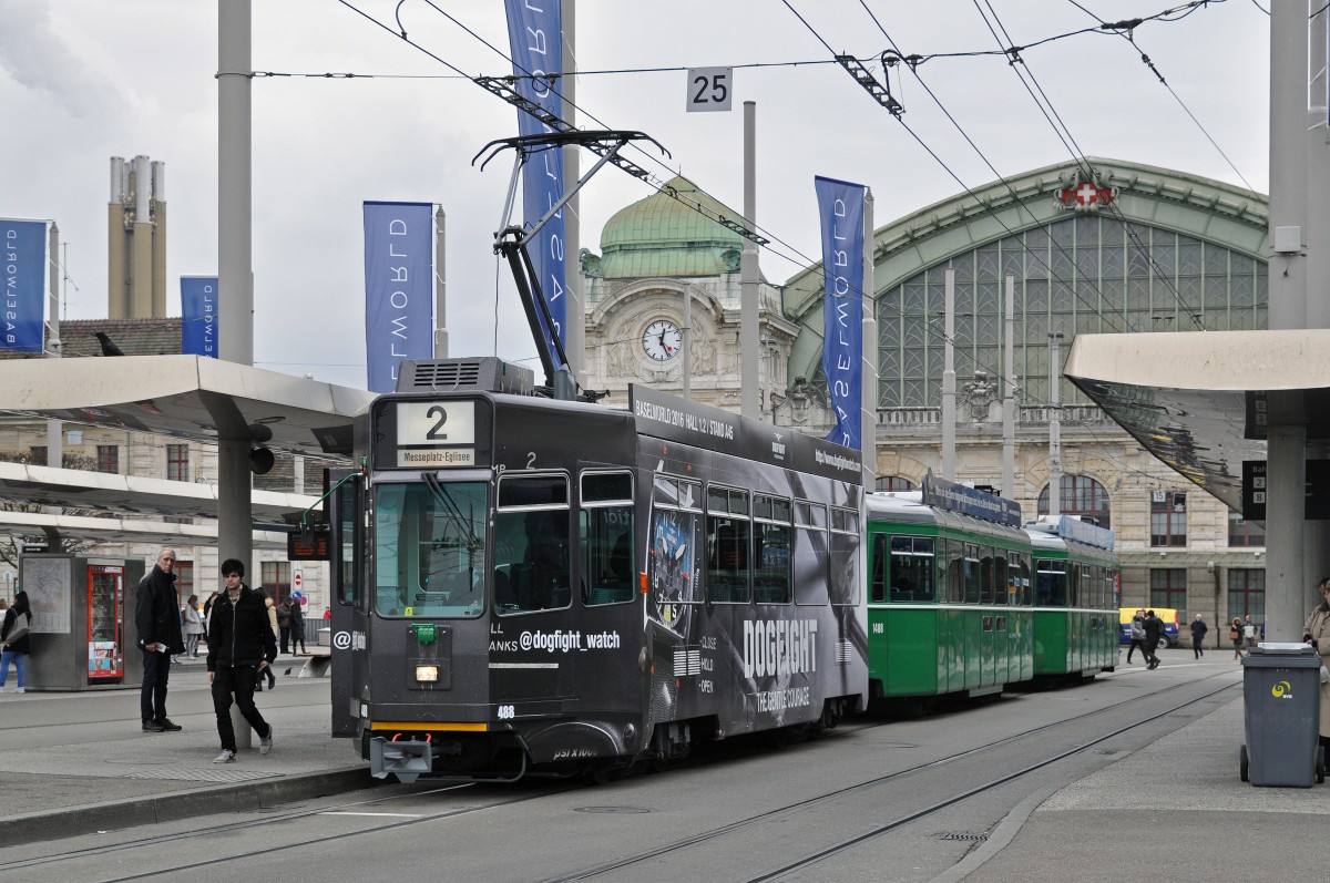 Be 4/4 488, mit einer Dogfight Uren Werbung, anlässlich der Basel World 2016, auf der Linie 2, bedient die Haltestelle Bahnhof SBB. Die Aufnahme stammt vom 08.03.2016.