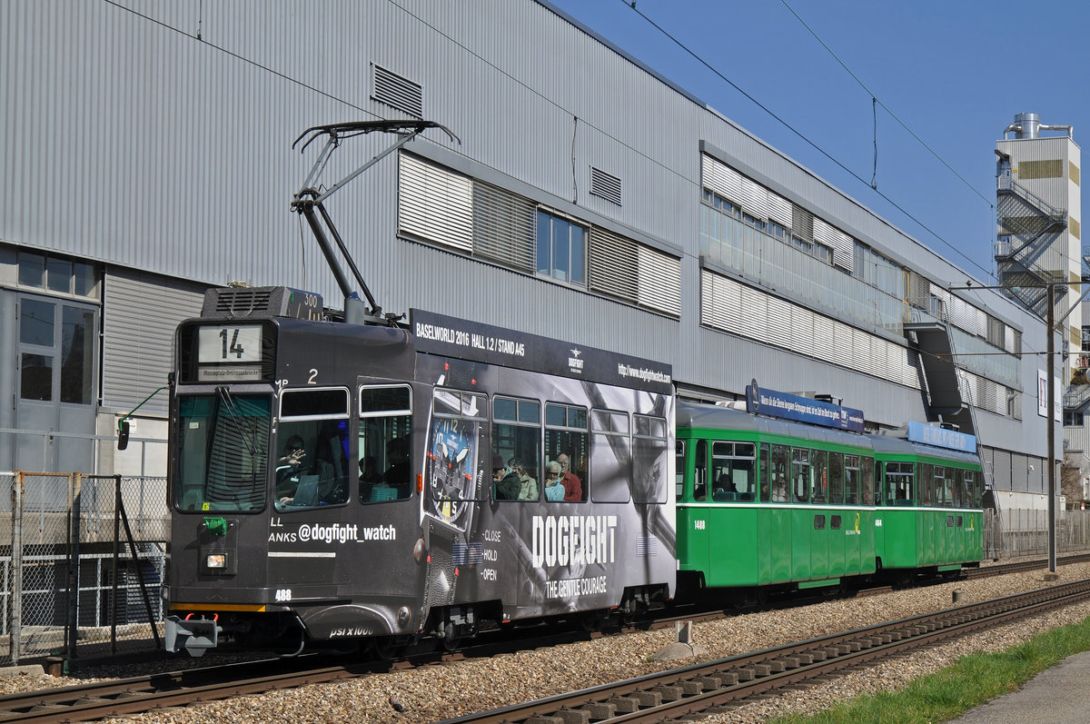Be 4/4 488, mit einer Dogfight Uhren Werbung, zusammen mit den beiden B 
4S 1488 und 1464, auf der Linie 14, fahren zur Haltestelle Lachmatt. Die Aufnahme stammt vom 26.03.2016.