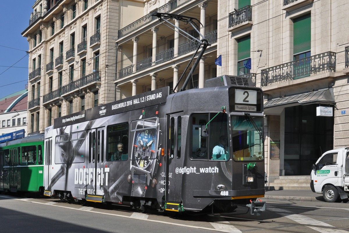 Be 4/4 488, mit eine Dohfight Uhren Werbung, anlässlich der Basel World 2016, auf der Linie 2, fährt zur Haltestelle am Bahnhof SBB. Die Aufnahme stammt vom 18.03.2016.