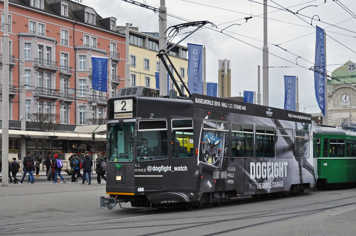 Be 4/4 488, mit eine Dohfight Uhren Werbung, anlässlich der Basel World 2016, auf der Linie 2, verlässt die Haltestelle am Bahnhof SBB. Die Aufnahme stammt vom 08.03.2016.