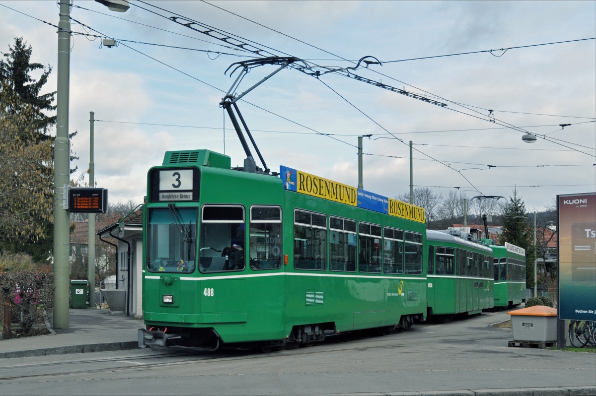 Be 4/4 488 zusammen mit dem B 1456 S und dem Be 4/4 495 auf der Linie 3 warten an der Endstation an der Birsfelden Hard. Die Aufnahme stammt vom 03.02.2015.