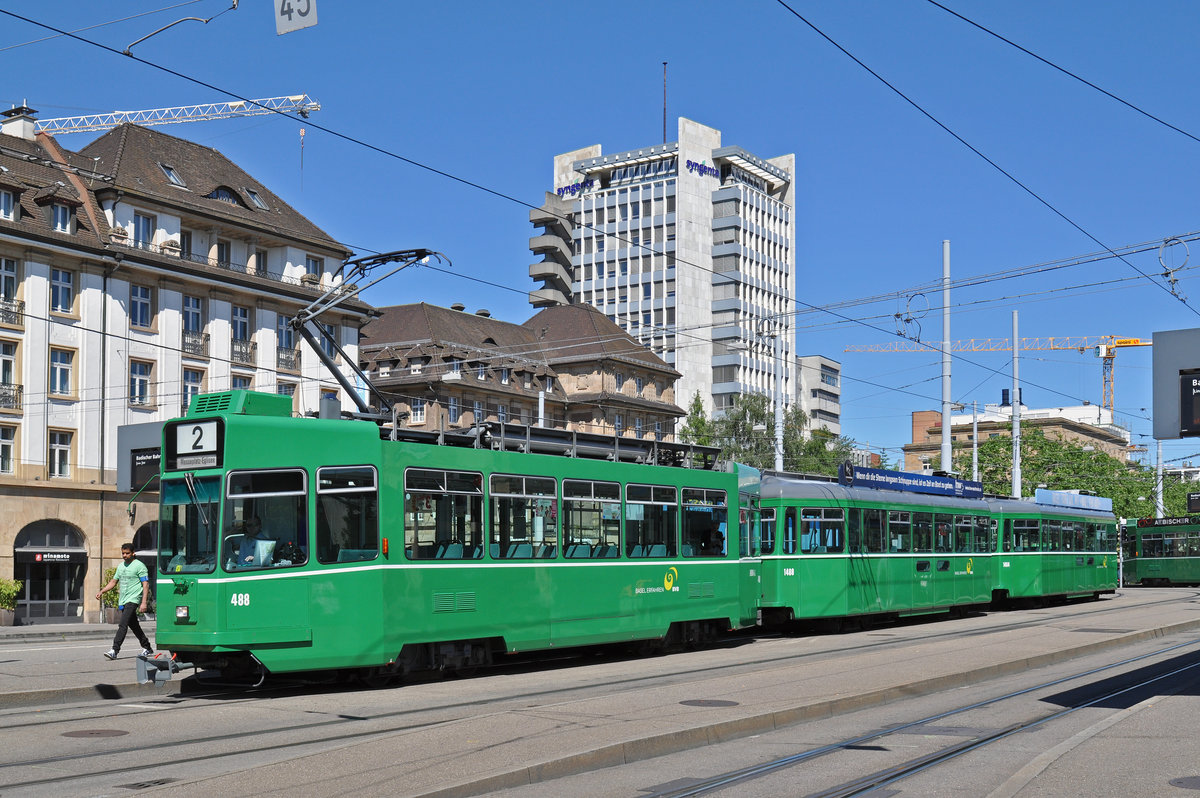 Be 4/4 488, zusammen mit den beiden B4S 1488 und 1464, bedienen die Haltestelle der Linie 2 am Badischen Bahnhof. Die Aufnahme stammt vom 22.06.2016.