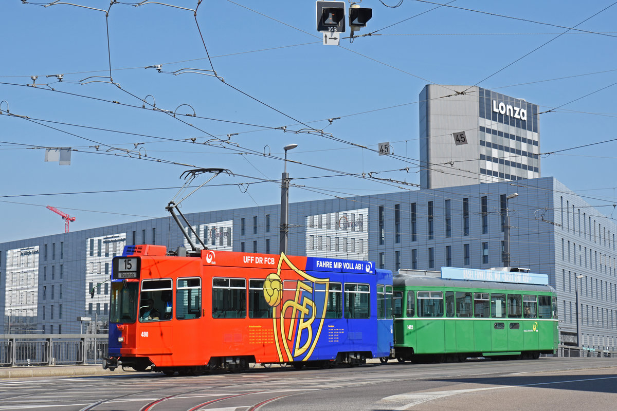 Be 4/4 490 FC Basel zusammen mit dem B4S 1472, auf der Linie 15, überqueren die Münchensteinerstrasse. Die Aufnahme stammt vom 07.07.2018.