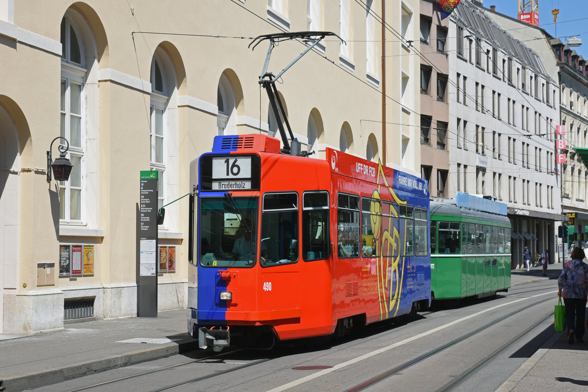 Be 4/4 490 FC Basel zusammen mit dem B4S 1472, auf der Linie 16, bedient die Haltestelle Theater. Die Aufnahme stammt vom 13.07.2018.