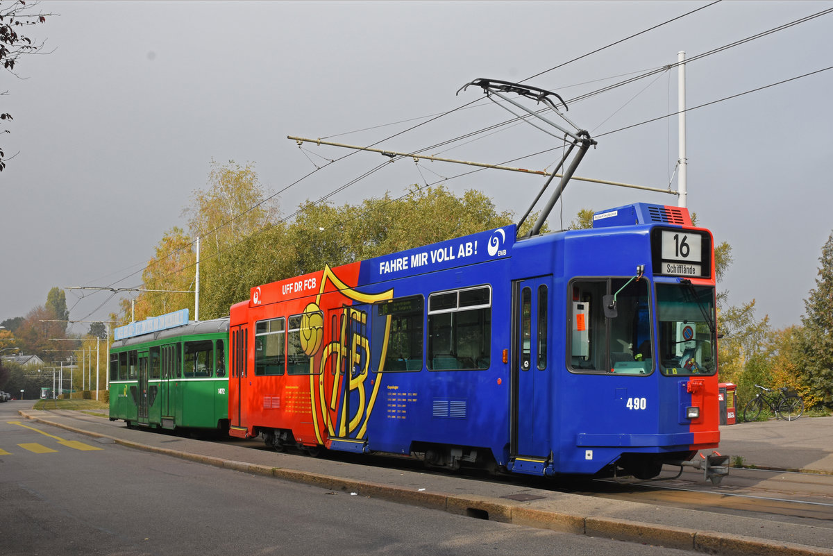 Be 4/4 490 FC Basel zusammen mit dem B4S 1472, auf der Linie 16, wartet an der Endstation auf dem Bruderholz. Die Aufnahme stammt vom 19.10.2018.