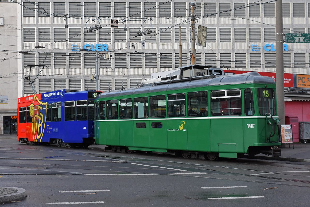 Be 4/4 490 FC Basel zusammen mit dem B4S 1487, auf der Linie 15, bedient die Haltestelle am Aeschenplatz. Die Aufnahme stammt vom 09.12.2018.