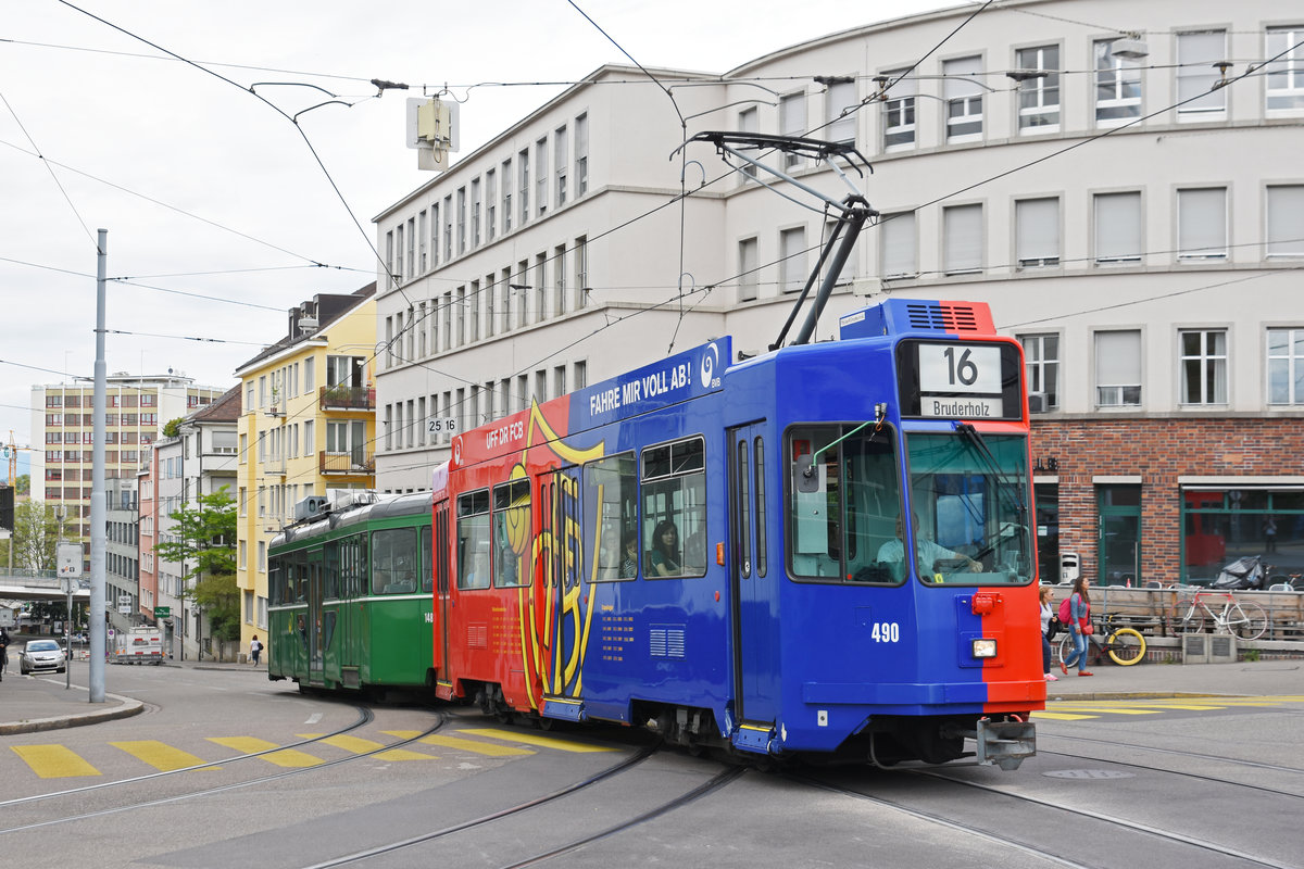 Be 4/4 490 FC Basel zusammen mit dem B4S 1487, auf der Linie 16, fährt bei der Haltestelle Markthalle ein. Die Aufnahme stammt vom 15.06.2019.