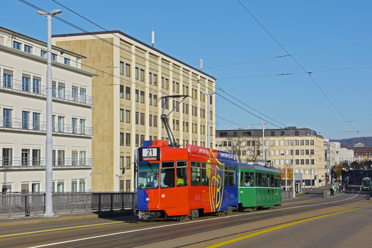 Be 4/4 490 FC Basel zusammen mit dem B4S 1487, auf der Linie 21, überquert die Dreirosenbrücke. Die Aufnahme stammt vom 28.10.2021.