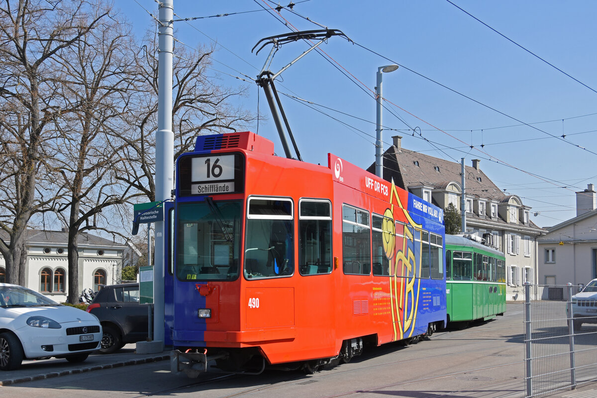 Be 4/4 490 FC Basel zusammen mit dem B4S 1487, auf der wegen einer Baustelle umgeleiteten Linie 16, wartet in der Schlaufe beim Depot Dreispitz. Die Aufnahme stammt vom 22.03.2022.
