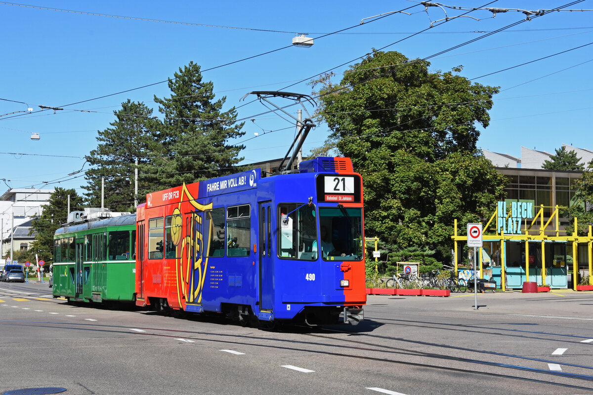 Be 4/4 490 FC Basel zusammen mit dem B4S 1487, auf der Linie 21, fährt bei der Haltestelle CIBA ein. Die Aufnahme stammt vom 12.09.2022.