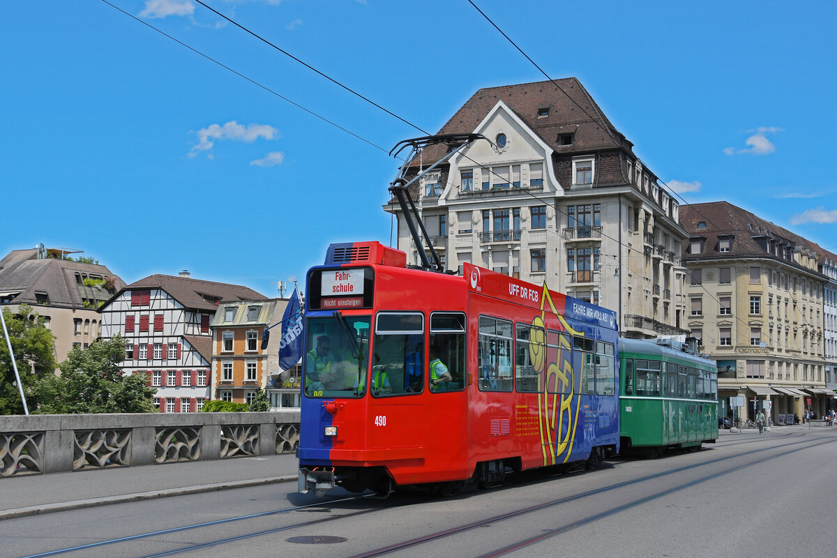 Be 4/4 490 FC Basel zusammen mit dem B4S 1469, überquert am 08.07.2024 die Mittlere Rheinbrücke.