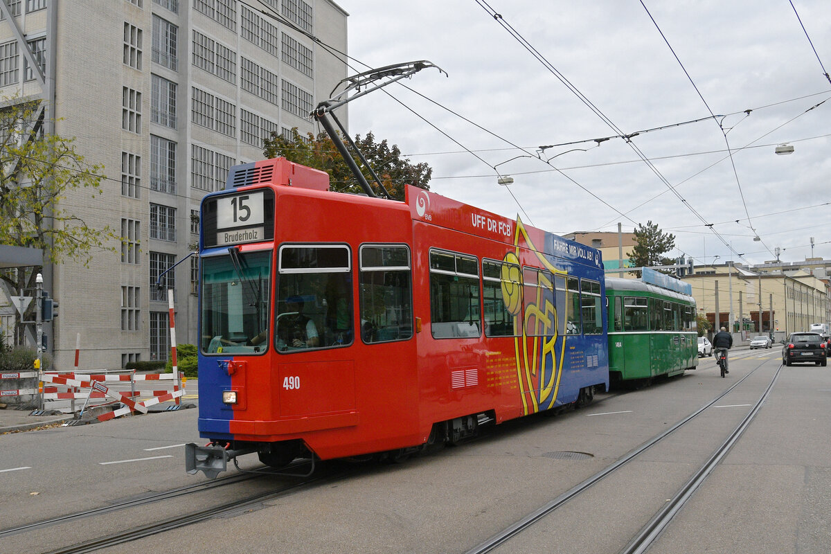 Be 4/4 490 FC Basel zusammen mit dem B4S 1464, auf der Linie 15, fährt am 06.10.2025 als Verstärkungs Kurs bei der Haltestelle CIBA ein. Aufnahme Basel.