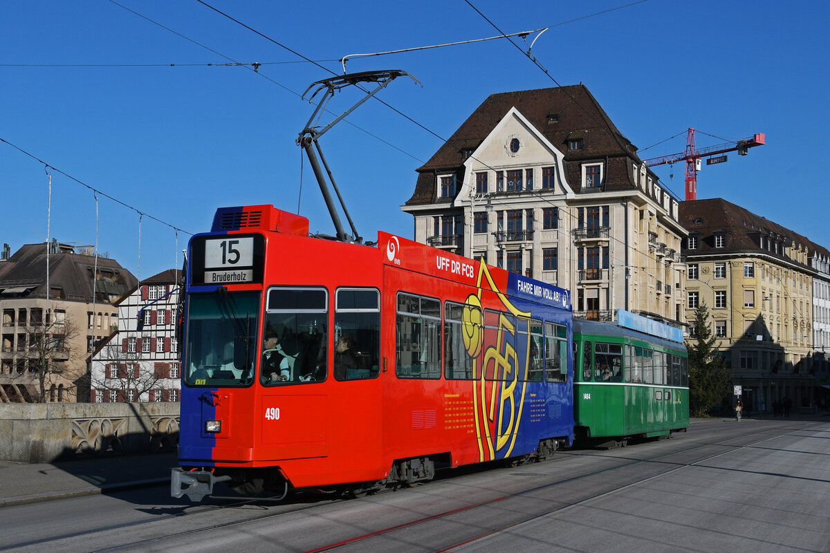 Be 4/4 490 FC Basel zusammen mit dem B4S 1464, auf der Linie 15, überquert am 05.01.2026 die Mittlere Rheinbrücke. Aufnahme Basel.