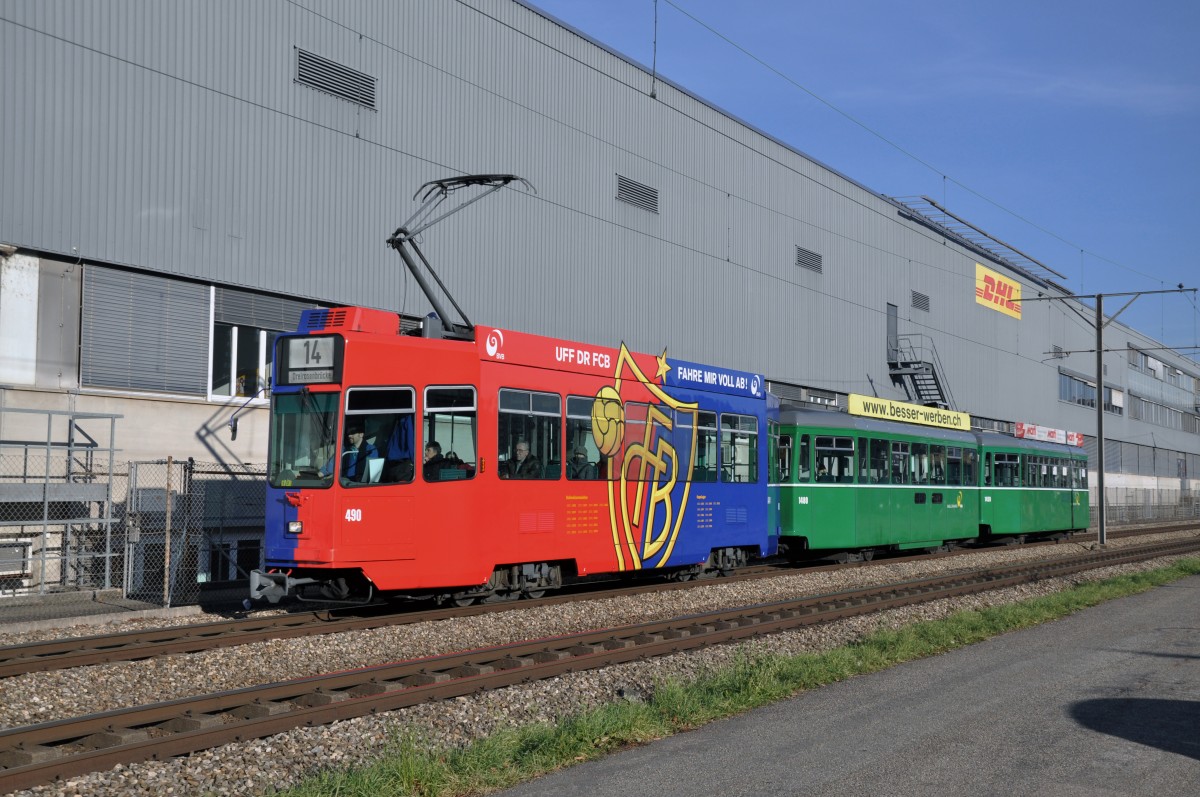 Be 4/4 490 FC Basel zusammen mit dem B 1480 S und dem B 1459 auf der Linie 14 kurz nach der Haltestelle Kästeli. Die Aufnahme stammt vom 09.12.2013.