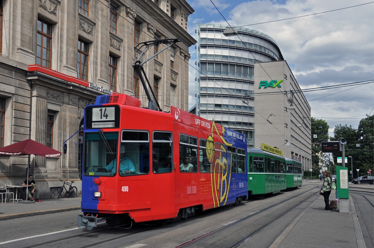 Be 4/4 490 FC Basel zusammen mit dem B 1480 S und dem B 1459 auf der Linie 14 fahren zur Haltestelle Aeschenplatz. Die Aufnahme stammt vom 19.08.2014.