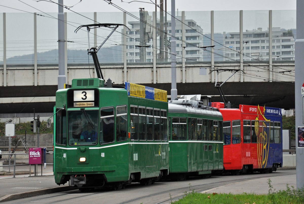 Be 4/4 490 FC Basel für einmal in ungewohnter letzter Position. An der Spitze fährt der Be 4/4 488 zusammen mit dem B 1456 S. Die Aufnahme entstand am 29.11.2014 an der Haltestelle Breite. 