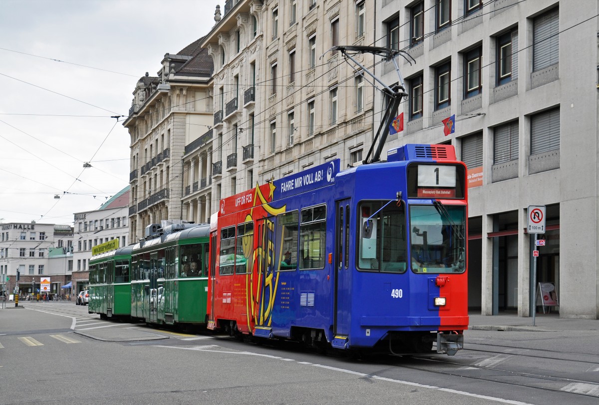 Be 4/4 490 FC Basel zusammen mit dem B 1469 S und dem B 1443 auf der Linie 1 kurz vor der Haltestelle Bahnhof SBB. Die Aufnahme stammt vom 22.05.2015.