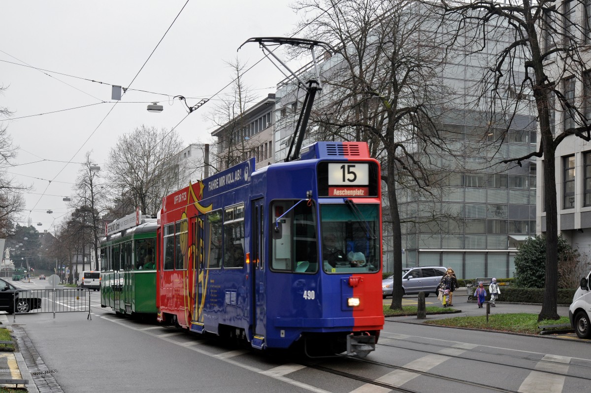 Be 4/4 490 FC Basel zusammen mit dem B 1487 S auf der Linie 15 fährt zur Haltestelle am Aeschenplatz. Die Aufnahme stammt vom Fasnachts-Mittwoch 17.02.2016.