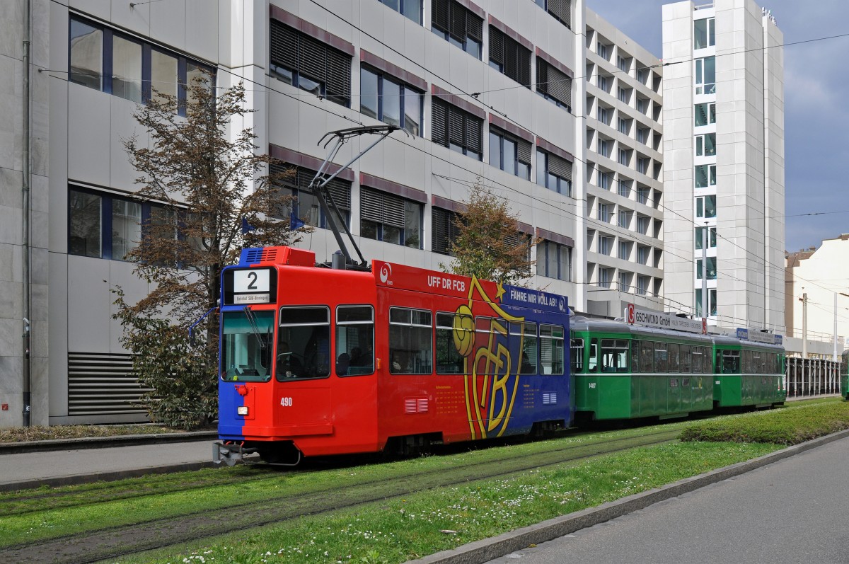 Be 4/4 490 FC Basel zusammen mit den B 1487 S und B 1466 S, auf der Linie 2, fahren zur Haltestelle Gewerbeschule. Die Aufnahme stammt vom 13.03.2016. 
