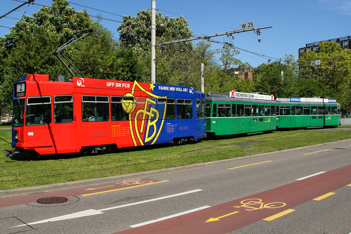 Be 4/4 490 FC Basel fährt mit zwei B4S vom Hauptbahnhof auf Line 2. Die Aufnahme stammt vom 6 Mai 2016.