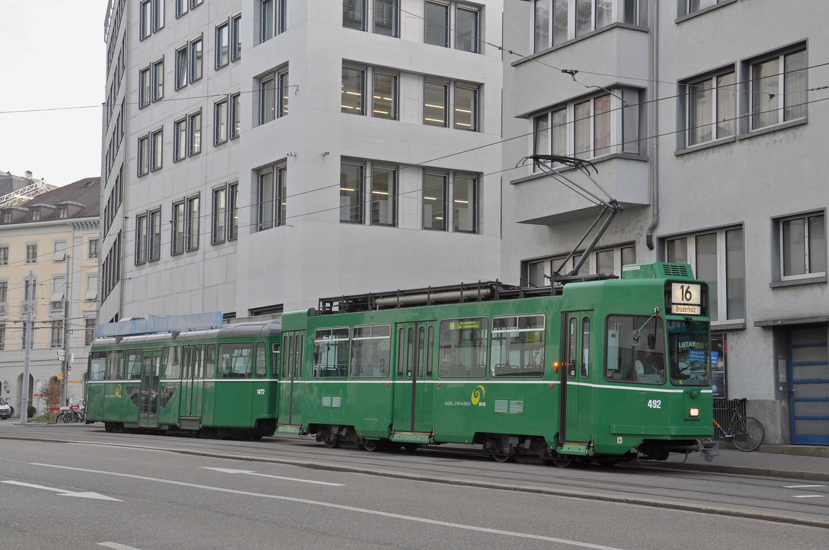 Be 4/4 492, zusammen dem B4S 1472, auf der Linie 16 wartet in der Spiegelgasse die nächste Abfahrtszeit ab. Die Aufnahme stammt vom 10.10.2017.