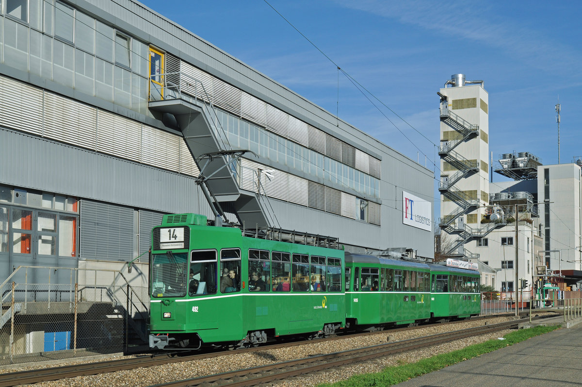 Be 4/4 492, zusammen mit den B4S 1495 und 1463, auf der Linie 14, fahren zur Haltestelle Lachmatt. Die Aufnahme stammt vom 08.11.2016.