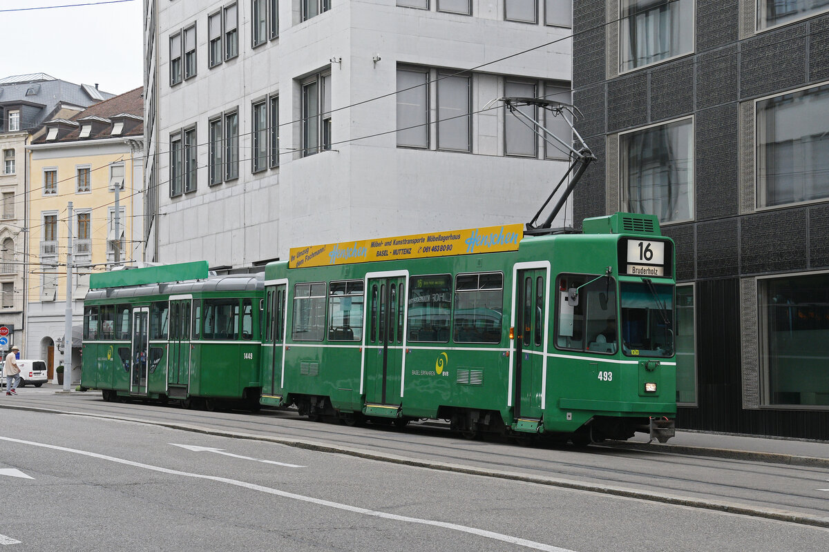 Be 4/4 493 zusammen mit dem B4S 1449, auf der Linie 16, f�hrt am 07.09.2026 in die Spiegelgasse und wartet die n�chste Abfahrtszeit ab. Aufnahme Basel.
