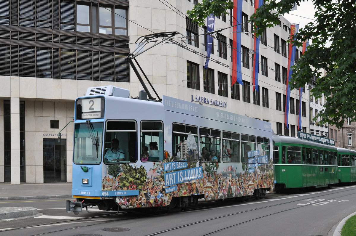 Be 4/4 494, mit einer Werbung für die Galerie LUMAS, fährt zur Haltestelle der Linie 2 am Bahnhof SBB.. Die Aufnahme stammt vom 01.06.2016.