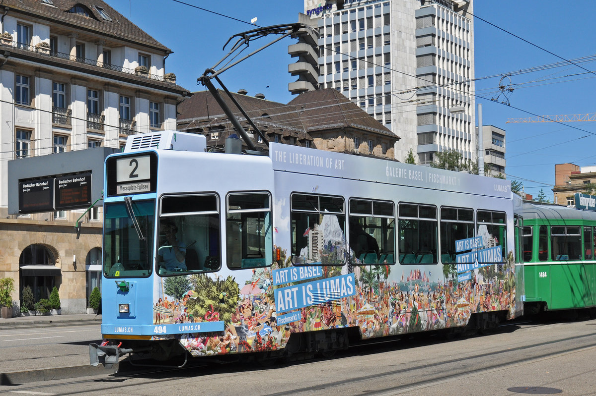 Be 4/4 494, mit der Werbung für die Galerie LUMAS, bedient die Haltestelle der Linie 2 am Badischen Bahnhof. Die Aufnahme stammt vom 22.06.2016.