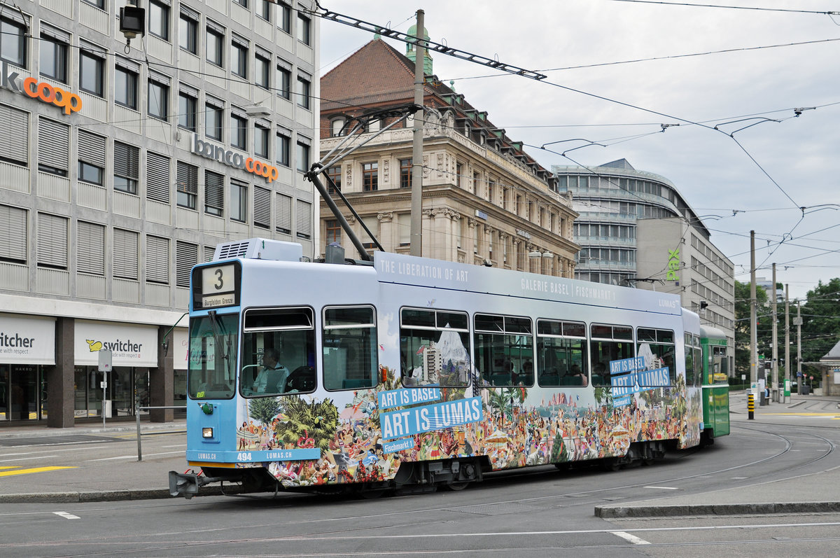 Be 4/4 494, mit einer Werbung für die Galerie Lumas, bedient die Haltestelle der Linie 3 am Aeschenplatz. Die Aufnahme stammt vom 04.09.2016.
