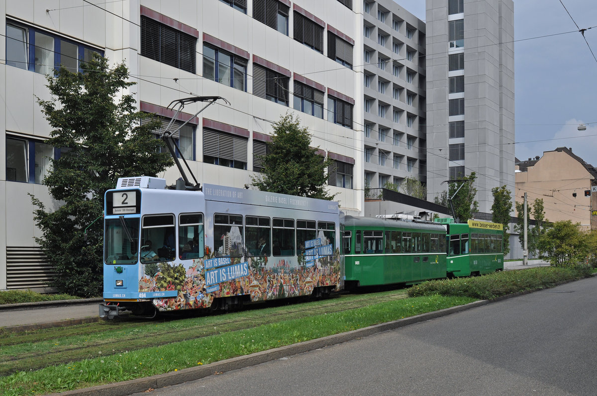 Be 4/4 494, mit einer Werbung für die Galerie Lumas, zusammen mit dem B4S 1491 und dem Be 4/4 499, fahren zur Haltestelle der Linie 2 an der Gewerbeschule. Die Aufnahme stammt vom 20.09.2016.