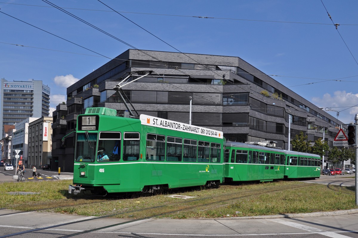 Be 4/4 495 zusammen mit dem B 1487 S und dem B 1460 auf der Linie 1 fahren zur Haltestelle Bahnhof St. Johann. Die Aufnahme stammt vom 07.09.2014.