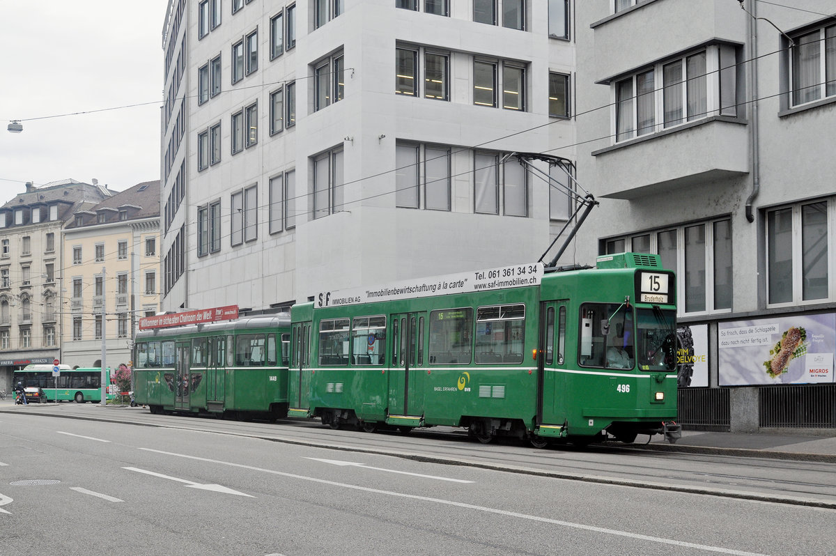 Be 4/4 496 zusammen mit dem B4S 1449, auf der Linie 15, wendet via Spiegelgasse. Die Aufnahme stammt vom 09.08.2017.