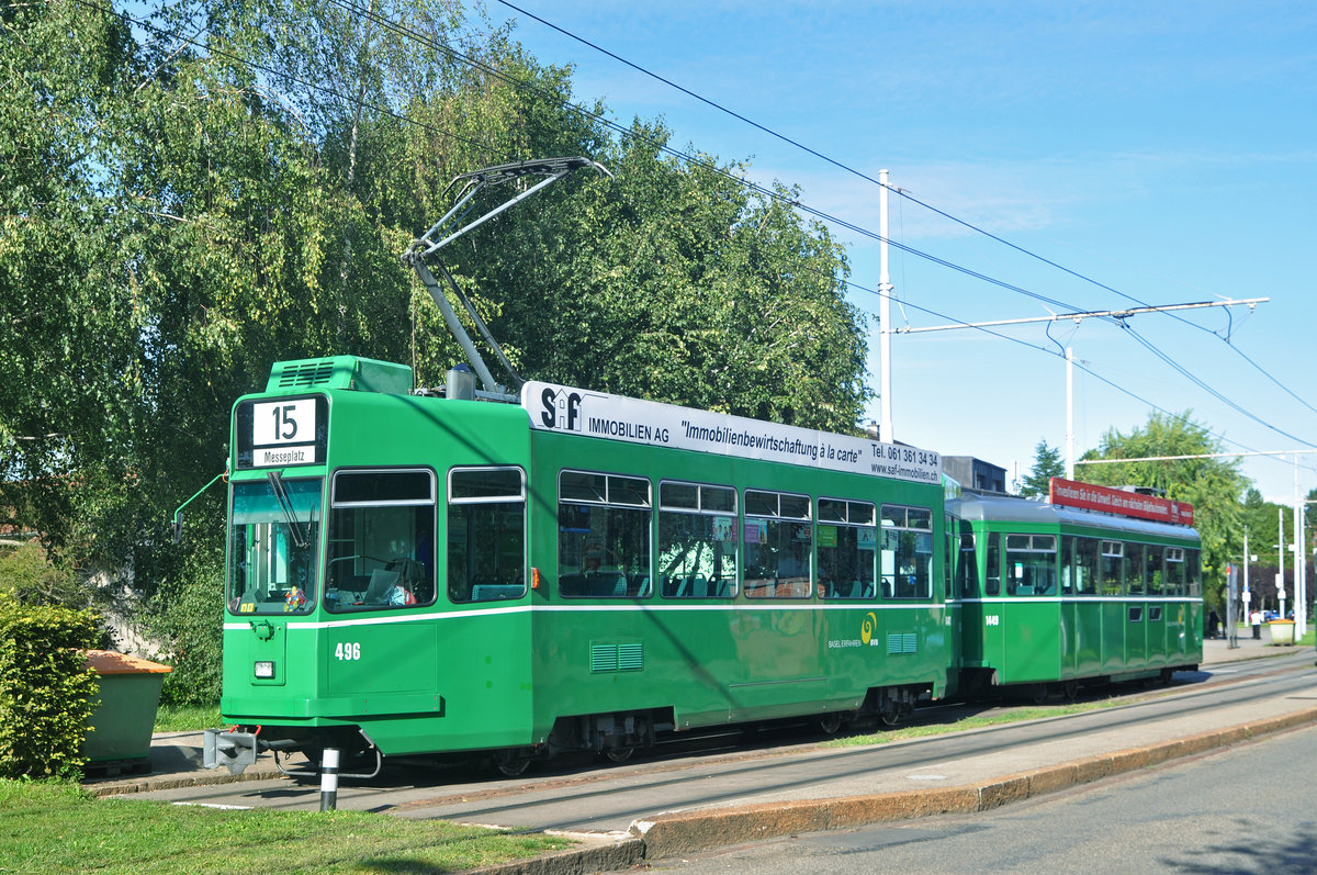 Be 4/4 496 zusammen mit dem B4S 1449, auf der Linie 15, wartet auf dem Bruderholz die nächste Abfahrtszeit ab. Die Aufnahme stammt vom 21.08.2017.