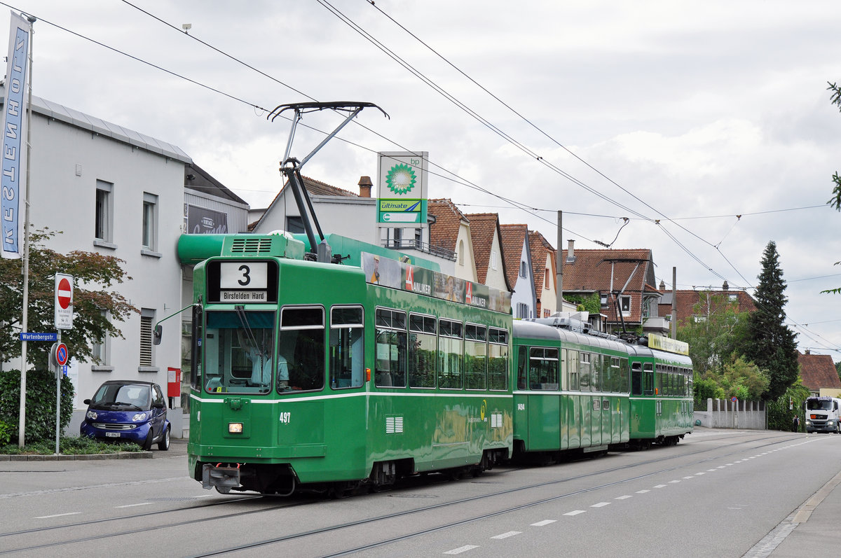 Be 4/4 497zusammen mit dem B 1494 S und dem Be 4/4 467, auf der Linie 3, fährt zur Endstation in Birsfelden. Die Aufnahme stammt vom 30.06.2016.