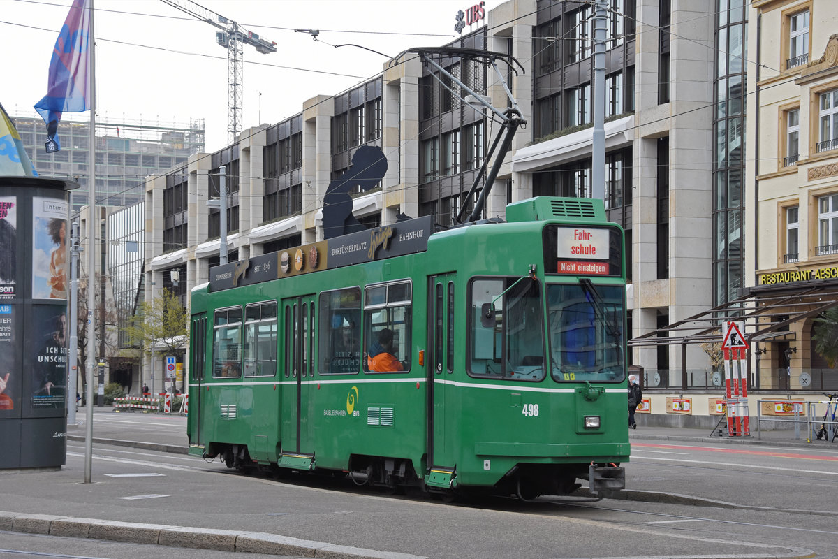 Be 4/4 498 wartet mit der Fahrschule an der ehemaligen Haltestelle der Linie 10 am Aeschenplatz. Die Aufnahme stammt vom 15.04.2021.