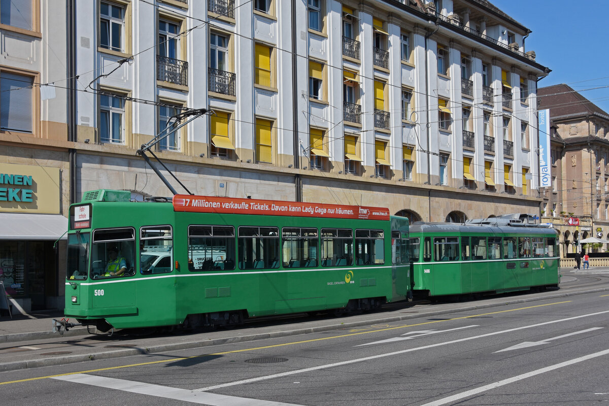 Be 4/4 500 zusammen mit dem B4S 1486 wendet am 25.08.2022 in der Schlaufe beim badischen Bahnhof.