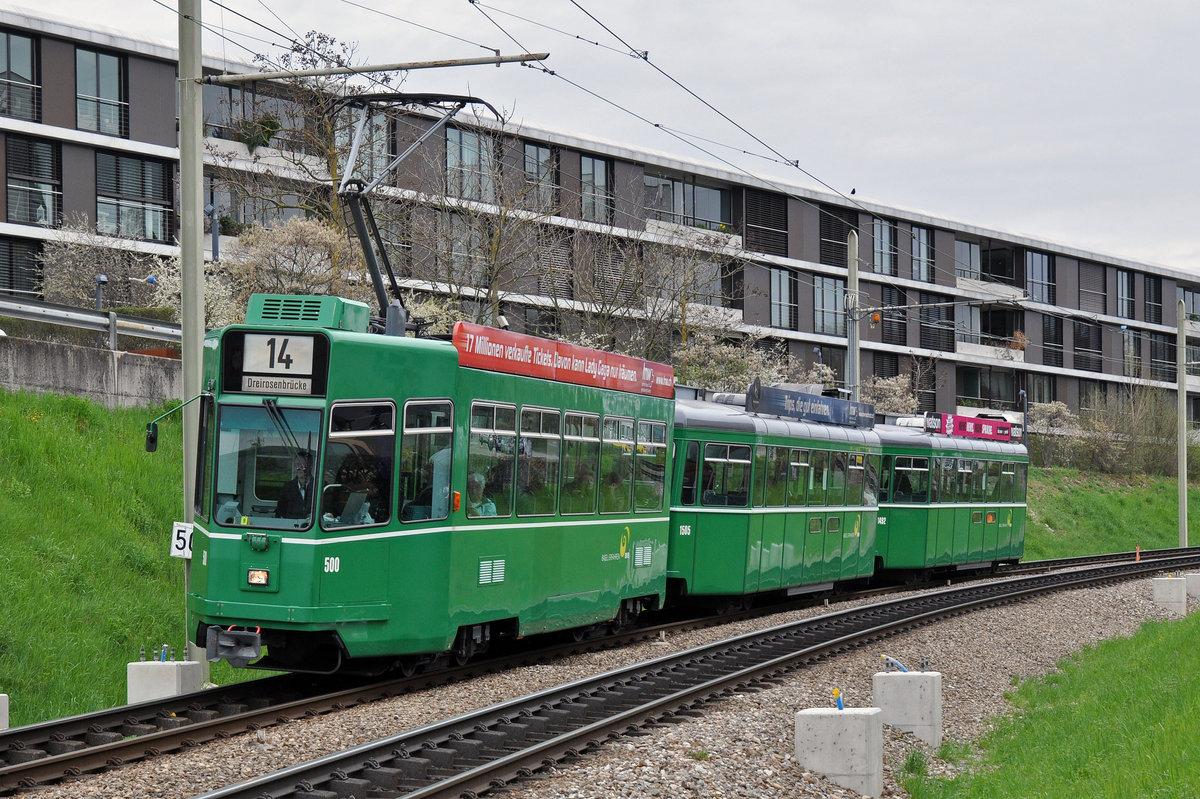 Be 4/4 500 zusammen mit den beiden B4S 1505 und 1492, auf der Linie 14, fahren zur Haltestelle Freidorf. Die Aufnahme stammt vom 08.04.2016.