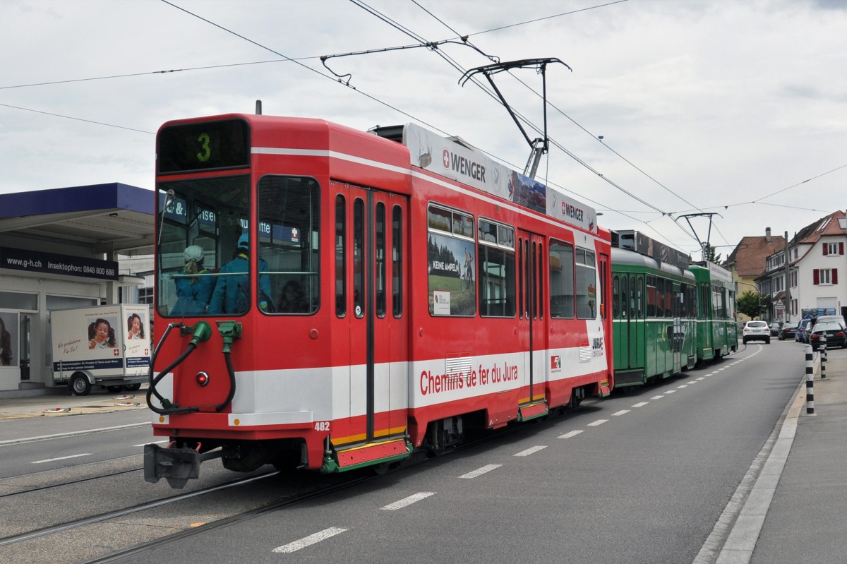 Be 4/4 501 zusammen mit dem B 1476 S und dem Be 4/4 482 mit der Chemnis de fer du Jura Werbung auf der Linie 3 kurz vor der Haltestelle Salinenstrasse. Die Aufnahme stammt vom 09.05.2014.